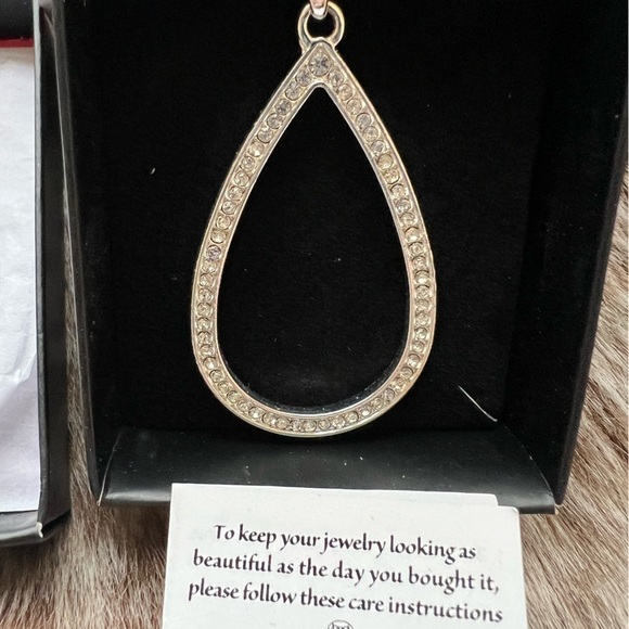 Avon brilliant prestige teardrop earrings and necklace set 2016 silvertone NIB - Picture 3 of 5